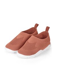 Slip-On-Schuhe aus atmungsaktivem Strickmaterial in Rostfarbe mit einer weißen Gummisohle und Zuglaschen für ein einfaches An- und Ausziehen.