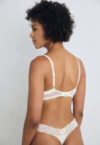 Calvin Klein Underwear LIGHTLY LINED BALCONETTE SOFT STRETCH LACE - Balconette-BH - ivory