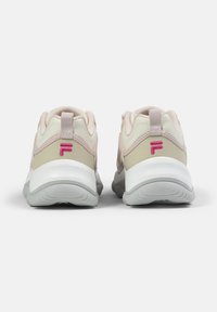 Scarpe da ginnastica rosa chiaro e beige con collo imbottito, tomaia testurizzata e suola intermedia bianca con accenti grigi. Logo F sulla linguetta del tallone.
