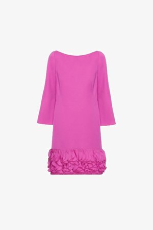 Fuksia mekko, jossa on vene pääntie ja kolmannen neljänneksen hihat. Sisältää kerroksittain olevan röyhelöhelman, joka korostaa alaosaa tekstuurilla.
