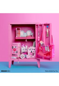 Makeup Revolution MEAN GIRLS X REVOLUTION ON WEDNESDAYS WE WEAR CREAM BLUSH - Rouge