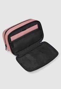 Bolsa organizadora multifuncional de color rosa con interior negro, cierre de cremallera, múltiples compartimentos y correas elásticas para asegurar los objetos.