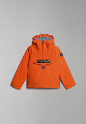 Giacca pullover arancione con cappuccio regolabile, zip parziale frontale, una grande tasca anteriore e un patch con una bandiera. Tessuto liscio e resistente all'acqua.