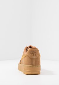 Nike Sportswear AIR FORCE 1 '07 - Tenisice - flax/wheat/light brown/black/team gold