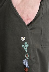 Paul Smith EMBORIDERED - Pantaloni scurți - military green