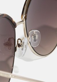 Guess Ochelari de soare - dark havana / gradient brown