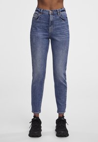 Pieces PCLEAH MOM - Laisvo kirpimo džinsai - medium blue denim