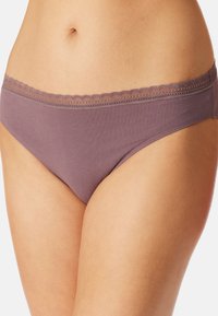 Panties di cotone lilla chiaro con una vita in pizzo testurizzato e bordi a onde, caratterizzati da una finitura liscia e un design classico a slip.