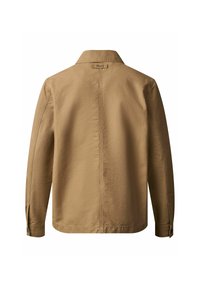 Chaqueta ligera marrón con corte recto, mangas largas y un cuello clásico. Presenta una etiqueta en la parte posterior y un detalle de puño abotonado.