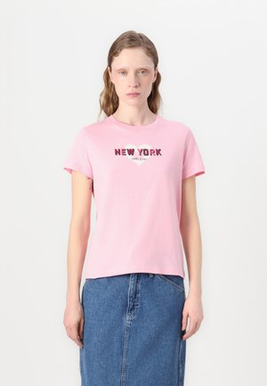 Rožinė trumpomis rankovėmis marškinėliai su „NEW YORK“ grafika tamsiomis ir šviesiomis spalvomis; švelni medvilnė, apykaklė su apvaliu iškirpimu, kasdieniškas fasonas.