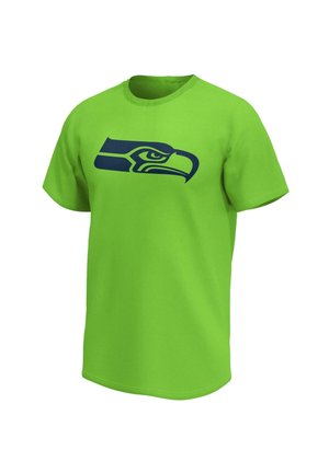 Jasnozielona koszulka z krótkim rękawem z granatowym stylizowanym logo głowy jastrzębia umieszczonym na środku klatki piersiowej.