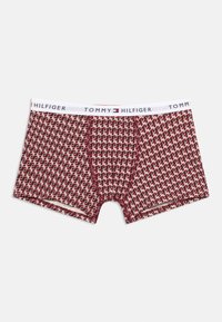 Ανδρικά κόκκινα μπόξερ με γεωμετρικό μοτίβο και λευκή ελαστική ζώνη μέσης με το λογότυπο Tommy Hilfiger και το έμβλημα της σημαίας.