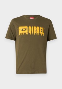 ADJUST - T-shirts med print - olive