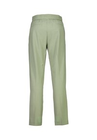 Pantaloni sartoriali verde chiaro con vita elastica e due tasche a filetto posteriori, mostrati da dietro su sfondo bianco.