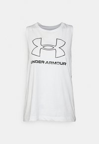 Canotta bianca senza maniche realizzata in cotone. Presenta un logo nero e il testo "UNDER ARMOUR" in un carattere in grassetto. Collo tondo, vestibilità ampia.