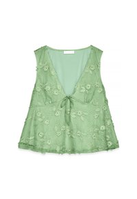 Hellgrüne Bluse mit tiefem V-Ausschnitt, floralen Stickereien, Bindegürtel in der Taille und ausgestelltem Saum. Transparente Stoffstruktur.