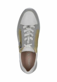 Sneaker bianca con dettagli in suede grigio e giallo, punta tonda, lacci bianchi piatti, zip laterale e collare imbottito. Suola in gomma.