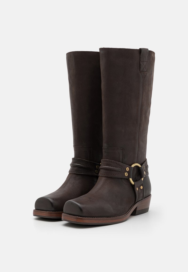 Donkerbruine leren laarzen tot halverwege het kalf met ronde neuzen, lage houten hakken, een band en gouden ringdetail rond de enkels.