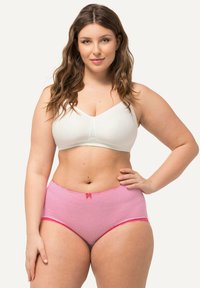 Soutien-gorge sans fil blanc avec une finition lisse et un design en V, associé à des culottes taille haute rayées rose et blanche avec un nœud décoratif.