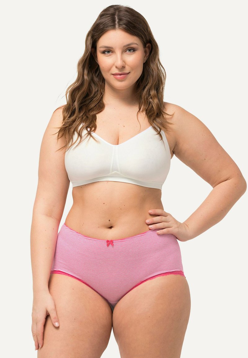Soutien-gorge sans fil blanc avec une finition lisse et un design en V, associé à des culottes taille haute rayées rose et blanche avec un nœud décoratif.