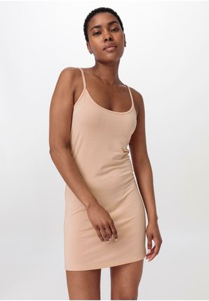 Nehcotný top dress vyrobený z měkké a elastické látky. Obsahuje tenké ramínka, kulatý výstřih a přiléhavý siluetu.