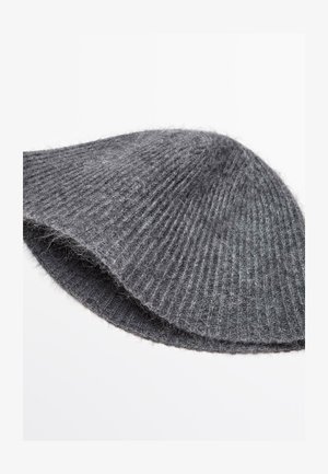 Chapeau en tricot gris avec une forme ronde, fabriqué en laine douce. Présente une texture côtelée et un design sans couture, offrant chaleur et confort.
