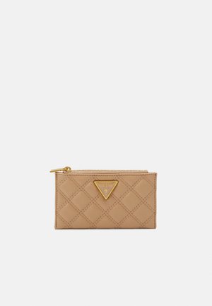 Wallet trapuntato beige con hardware dorato e logo triangolare. Presenta una chiusura con zip, texture liscia e un motivo di cuciture diagonali.