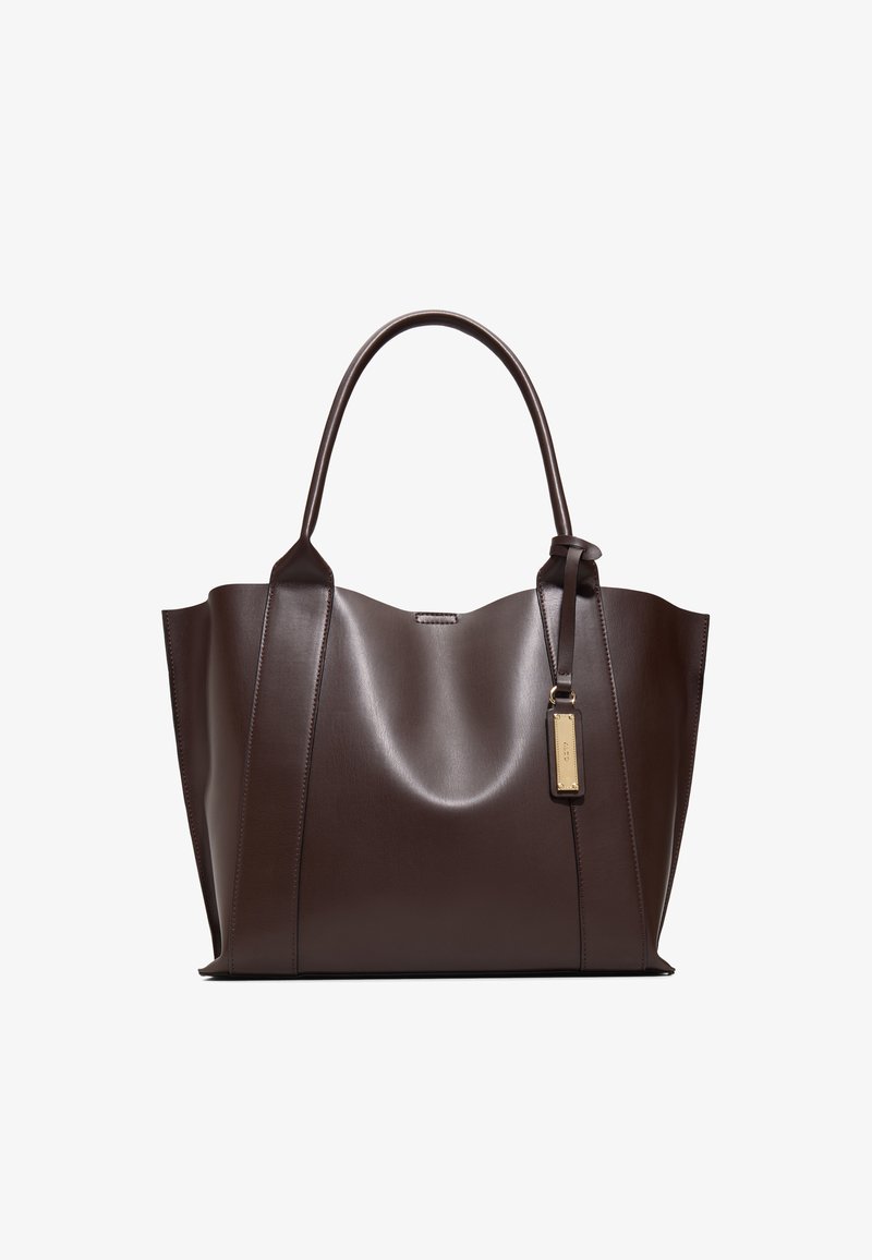 Dunkelbraune Ledertasche mit zwei Schulterriemen und einem goldenen Anhänger an einem der Riemen.