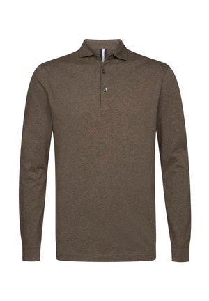 Polo marrone a maniche lunghe con colletto, chiusura con un bottone e una texture sottile. Presenta un dettaglio a strisce verticali sul collo.