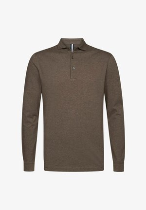 Polo marrón de manga larga con cuello, cierre de un botón y una textura sutil. Presenta un detalle de rayas verticales en el escote.