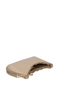 Beige leren zakje met een gestructureerde afwerking, ritsluiting en gouden hardware. Compact ontwerp met een golvende rand.