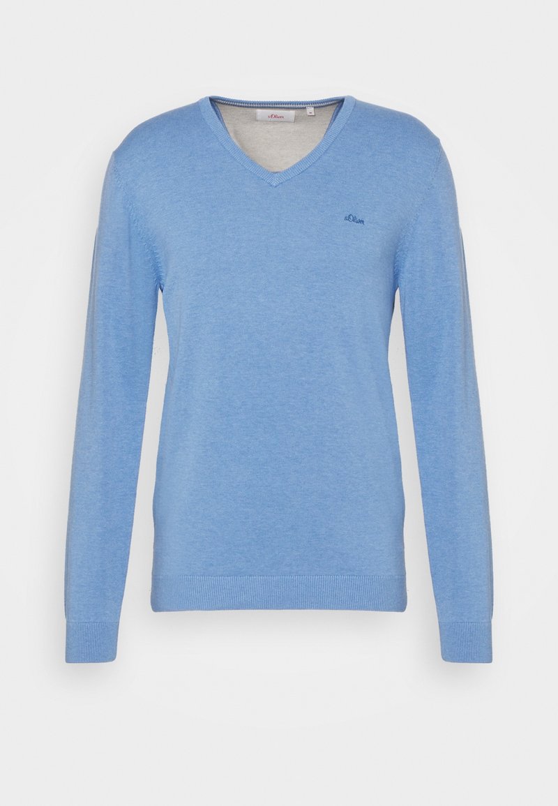 Jasnoniebieski sweter z dekoltem w serek, wykonany z miękkiego materiału, z długimi rękawami i ściągaczami przy mankietach. Małe logo znajduje się na lewym obszarze klatki piersiowej.