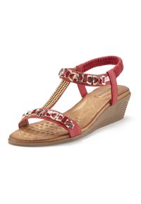 Rode wigge-sandalen met een gestructureerde zool, gouden kettingaccenten en een kralenriem. De enkelriem heeft elastiek voor flexibiliteit.