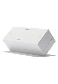 Bjela geometrijska kutija za pakiranje s mat završnom obradom, koja ima dijagonalni dizajn, uvezene natpise "HAWKERS" i minimalističke metalne akcentne detalje.