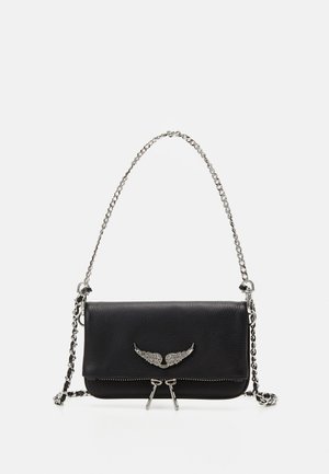 Borsa a mano in pelle nera con finitura testurizzata, dotata di dettagli argentati a forma di ali, chiusura con zip e tracolla a catena.
