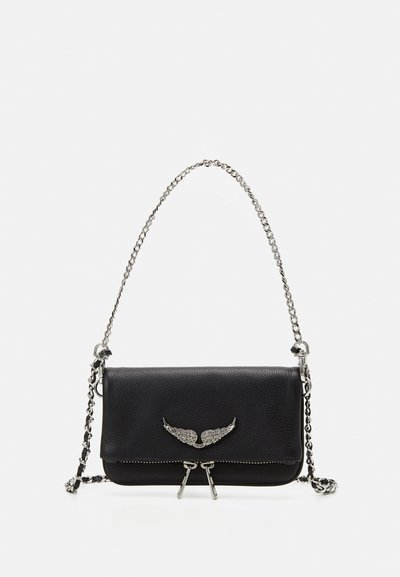 Sac en cuir noir avec une finition texturée, présentant des accents argentés en forme d'ailes, une fermeture éclair et une bandoulière en chaîne.