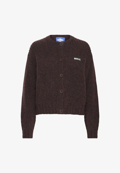 Cardigan en laine marron avec texture côtelée, col rond et six boutons en bois. Présente une étiquette de logo sur la partie gauche de la poitrine.