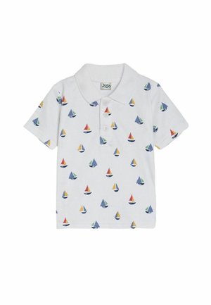 Hvid polo-shirt med et mønster af farverige sejlbåde i forskellige farver, tre-knaps placket og korte ærmer.
