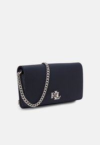 Bolso cruzado de cuero navy con un acabado texturizado, que presenta una correa de cadena plateada y un acento de logo metálico en la parte frontal.