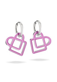 Rosa Acryl-Ohrringe mit geometrischen Formen, die einen silbernen Metallring aufweisen und in Schwarz umrandet sind, wodurch ein schichtartiges Design entsteht.
