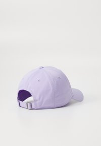 Lilla baseball cap med buet skygge, justerbar bagstrop og en glat stoftekstur; har en syet topknap og ventilationshuller.