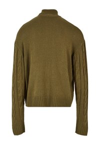 Olive zöld, fonott mintás pulóver magas nyakkal és bordás aljjal. Texturált ujjak jellemzik, amelyek fonott mintával rendelkeznek. Rövidített fazon.