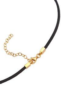 Sort ruskind choker-halskæde med en guldfarvet metallås og kædeforlængelse. Designet inkluderer glatte metalaccenter i enderne.