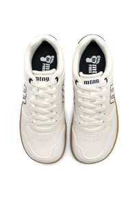 Sneaker bianche con tomaia in pelle liscia, punta rotonda e suola in gomma naturale. Presentano lacci e una soletta nera con logo.