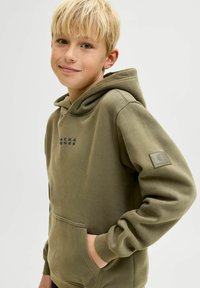 Felpa verde oliva con tasca frontale, cappuccio con cordino e patch logo sulla manica. Tessuto morbido, vestibilità casual e maniche lunghe.