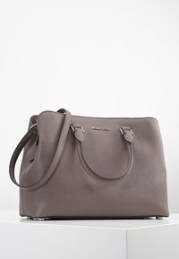 Grijze leren shopper met een gladde textuur, dubbele bovenhandvatten en een afneembare schouderriem. Voorzien van zilverkleurige hardware en logodetail.