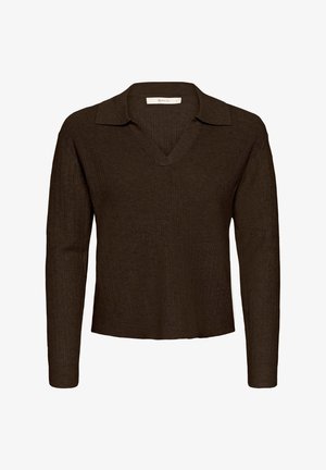 Haut long à manches ribbordes marron avec un décolleté en V et un col, offrant une coupe décontractée et un tissu texturé pour plus de détails.