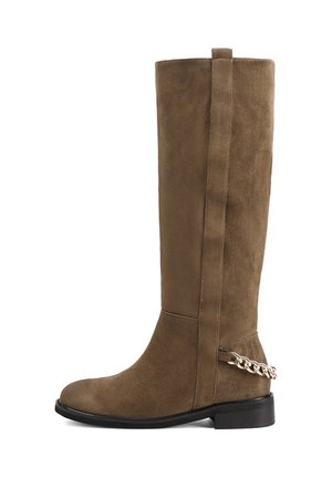 Stivale in suede marrone fino al ginocchio con punta arrotondata, suola piatta e una decorazione a catena metallica sul lato. Texture liscia e design minimalista.