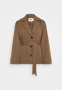 Hnědý trenčkot s klopovým límcem, dlouhými rukávy a páskem v oblasti pasu. Disponuje dvěma velkými předními knoflíky a ohrnutými manžetami pro detail.