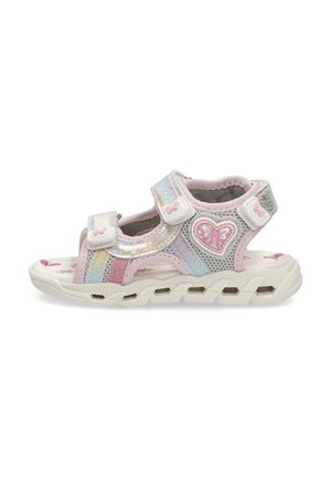 Sandalia infantil con tiras rosas e iridiscentes, diseño de mariposa, cierres de velcro y una suela blanca, texturizada y con recortes.